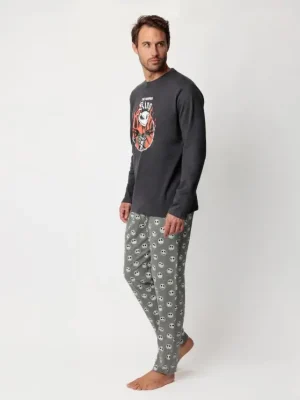 Pijama de Hombre Admas “The Pumpkin King” con Camiseta de Manga Larga en Color Gris Oscuro y Pantalón Estampado de Calaveras – Comodidad, Estilo y Actitud para tus Noches de Descanso 🖤💤 modelo 63905 talla m y xl